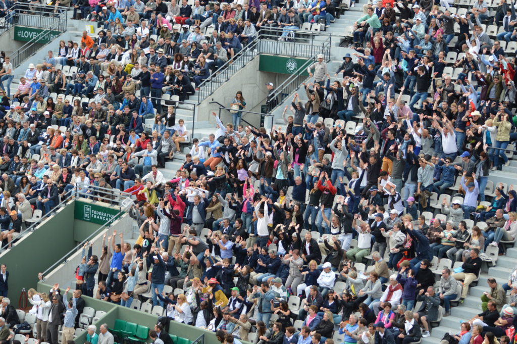 Mexican wave on Suzanne Lenglen